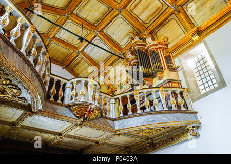 Organo da chiesa e volti nella chiesa della Misericordia, Caminha, Portogallo. Foto Stock