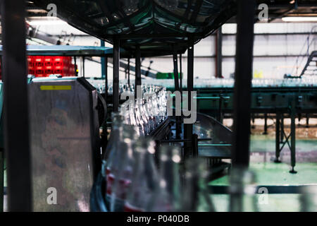 Fabbrica di soda, pronto a riempire bottiglie sul tappeto. Foto Stock