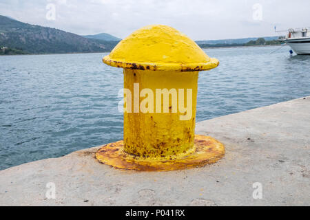 Argosteli in Cefalonia, Grecia con piccole imbarcazioni e traghetti locali Foto Stock