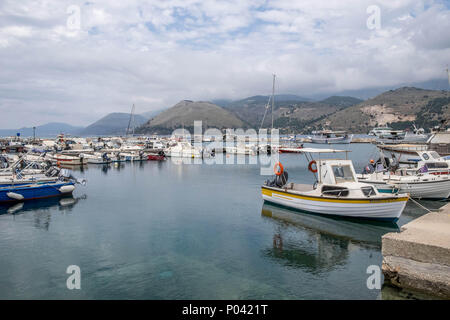 Rack di eleganti imbarcazioni a remi dal porto di Argosteli, Grecia Foto Stock