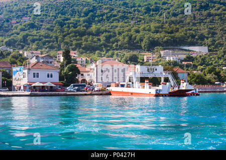 BOKA KOTORSKA BAY, MONTENEGRO - luglio 8, 2015: traghetto sul Boka Kotorska Bay vicino alla città di Tivat, Montenegro, l'Europa. La Baia di Kotor è un patrimonio mondiale H Foto Stock