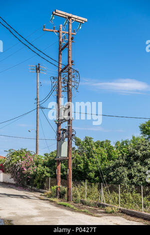 Alimentatore ad alta tensione integrato su un telaio di legno in Grecia Foto Stock