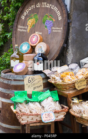 Vino e formaggio in vendita in mostra presso l'antica cittadina collinare medievale di Pitigliano, Toscana, Italia nel mese di maggio - sapori della Maremma Foto Stock