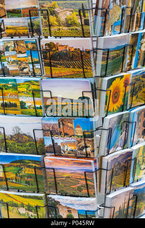 Rack di cartoline per la vendita in antico borgo medioevale città di collina Pitigliano, Toscana, Italia nel mese di maggio Foto Stock