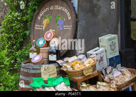 Vino e formaggio in vendita in mostra presso l'antica cittadina collinare medievale di Pitigliano, Toscana, Italia nel mese di maggio - sapori della Maremma Foto Stock