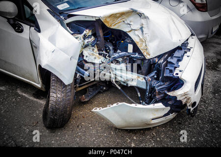 Parte anteriore del danneggiato, si è schiantato in auto.