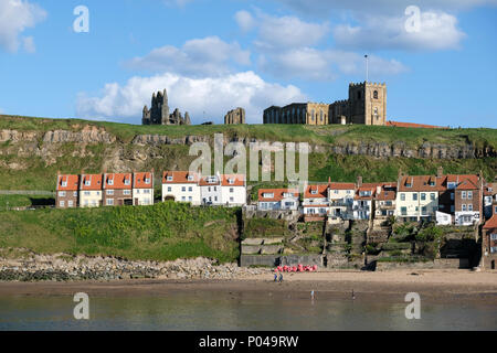 Vista del porto di Whitby inclusi St Mary's Church e Abbazia di Whitby Foto Stock