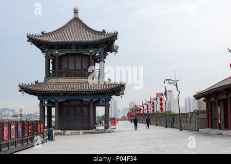 XIAN, Cina - 23 Maggio 2018: i turisti a piedi sulla porta meridionale delle mura della citta' di Xian ,una delle più antiche e meglio conservate città cinese di pareti 16 Aprile 2010 Foto Stock