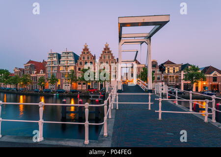 Il centro di Haarlem al crepuscolo con vista al Gravestenenbrug oltre il fiume Spaarne, Haarlem, Paesi Bassi Foto Stock