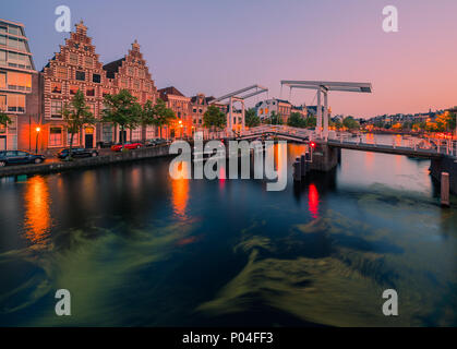 Il centro di Haarlem al crepuscolo con vista al Gravestenenbrug oltre il fiume Spaarne, Haarlem, Paesi Bassi Foto Stock