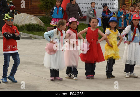 Tuvan scolari, Kanas Lake National Park, Xinjiang, Cina Foto Stock