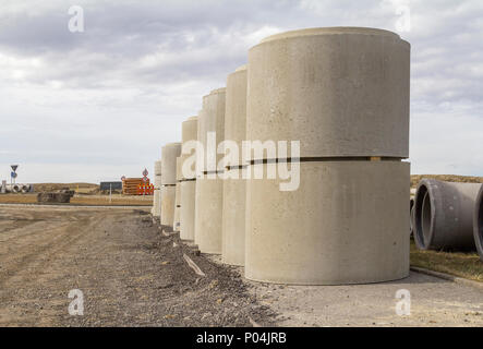 Sito in costruzione tra cui alcune grandi tubi in cemento Foto Stock