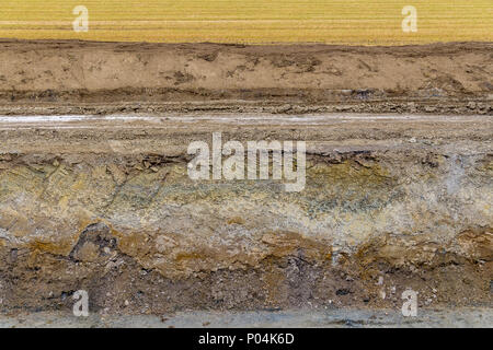 Grande fosso in una struttura di suolo riempito con acqua Foto Stock