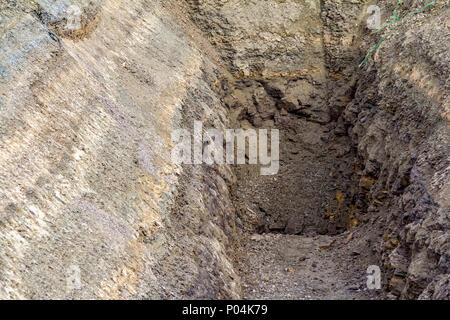 Grande fosso in una struttura di suolo closeup Foto Stock