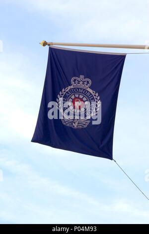 Un Royal Automobile Club bandiera contro un cielo blu in Pall Mall, Londra Foto Stock