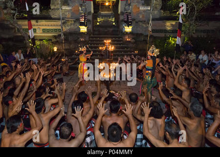 Kecak trance dance, presentato da Adat Sambahan, Pura Batu Karu, Ubud, Bali, Indonesia Foto Stock