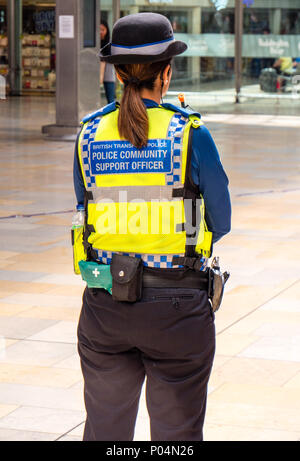 Femmina British Transport Police Community Support Officer di Londra la stazione ferroviaria di Paddington a Londra, Inghilterra, Regno Unito, GB. Foto Stock