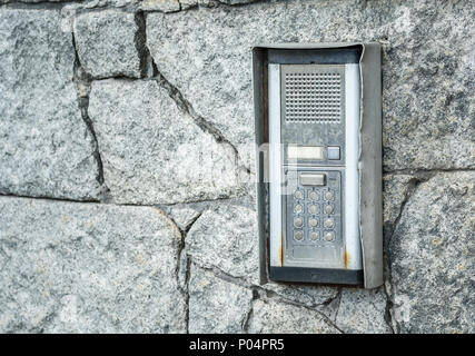 Un vecchio accesso intercom pad su un muro di pietra. Foto Stock