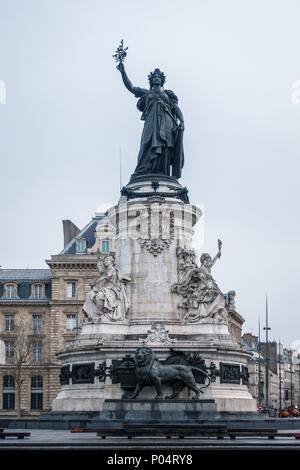 Marianne statua, simbolo nazionale della Repubblica francese a Place de la Republique a Parigi, Francia Foto Stock