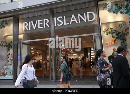 Un ramo del fiume isola su Oxford Street, Londra centrale. Foto Stock