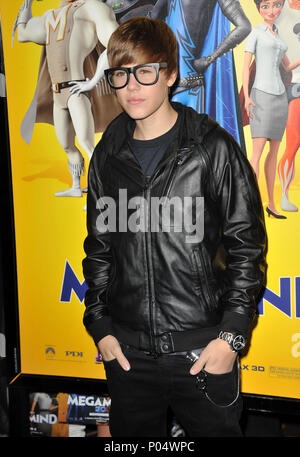 Justin Bieber - Megamind Premiere al Chinese Theatre di Los Angeles.Justin Bieber 13 Red Carpet Event, verticale, STATI UNITI D'AMERICA, industria cinematografica, celebrità, fotografia, Bestof, arte cultura e intrattenimento, Topix celebrità moda / Verticale, meglio di, evento nella vita di Hollywood - California, moquette rossa e dietro le quinte, USA, industria cinematografica, celebrità, movie celebrità, personaggi televisivi, musica celebrità, fotografia, Bestof, arte cultura e intrattenimento, Topix, verticale, una persona, dall'anno , 2010, inchiesta tsuni@Gamma-USA.com - Tre quarti Foto Stock