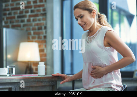 Attraente donna matura soffre di emicrania Foto Stock