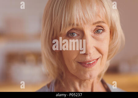 Close up piuttosto alti signora sorridente Foto Stock