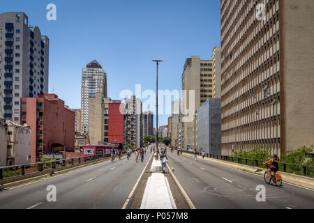 Le persone che si godono il weekend ad elevata autostrada noto come Minhocao (Elevado Presidente João Goulart) - Sao Paulo, Brasile Foto Stock