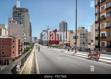 Le persone che si godono il weekend ad elevata autostrada noto come Minhocao (Elevado Presidente João Goulart) - Sao Paulo, Brasile Foto Stock