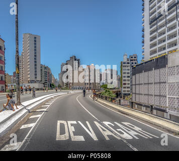 Le persone che si godono il weekend ad elevata autostrada noto come Minhocao (Elevado Presidente João Goulart) - Sao Paulo, Brasile Foto Stock