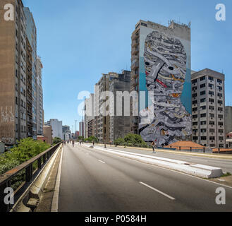 Le persone che si godono il weekend ad elevata autostrada noto come Minhocao (Elevado Presidente João Goulart) - Sao Paulo, Brasile Foto Stock