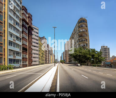 Autostrada sopraelevata noto come Minhocao (Elevado Presidente João Goulart) - Sao Paulo, Brasile Foto Stock