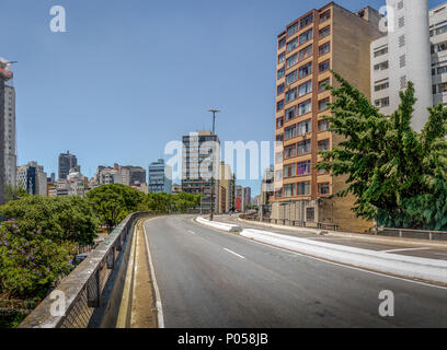 Autostrada sopraelevata noto come Minhocao (Elevado Presidente João Goulart) - Sao Paulo, Brasile Foto Stock