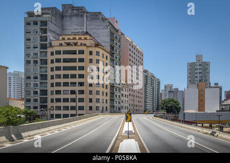 Autostrada sopraelevata noto come Minhocao (Elevado Presidente João Goulart) - Sao Paulo, Brasile Foto Stock