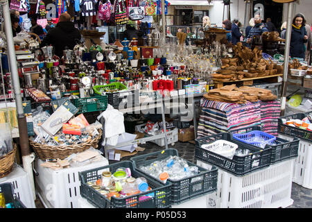 Roma, Italia - 21 Marzo 2014: Grande selezione di utensile su Campo de' Fiori mercato in Roma, Italia Foto Stock