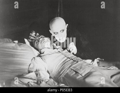 Pellicola originale titolo: Nosferatu: Phantom der Nacht. Titolo inglese: Nosferatu il vampiro. Regista: Werner Herzog. Anno: 1979. Stelle: Klaus Kinski; Bruno Ganz. Credito: Werner Herzog FILMPRODUKTION / Album Foto Stock