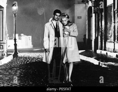 Pellicola originale titolo: LES PARAPLUIES DE CHERBOURG. Titolo inglese: ombrelli di Cherbourg, La. Regista: JACQUES DEMY. Anno: 1964. Stelle: Catherine Deneuve; Nino Castelnuovo. Credito: PARC FILM / Album Foto Stock