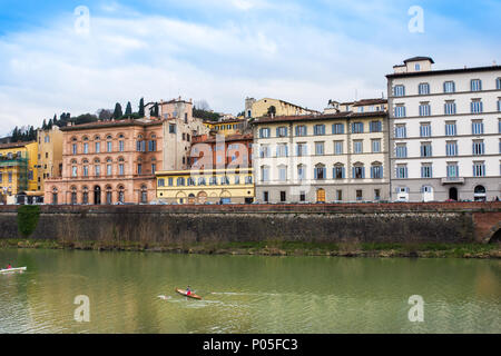 Firenze, Italia - 24 Marzo 2015: Storico delle case rinascimentali e Arno, fiume nella regione Toscana, anche fiume più importante del centro Italia dopo il Foto Stock