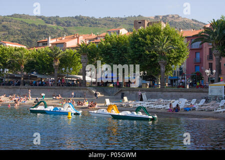 COLLIURE, Francia - luglio 5, 2016: spiaggia con catamarani e hotel ristorante nel villaggio di Collioure, Rossiglione e Pirenei Orientali, Côte Vermeille, Fr Foto Stock