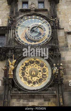 Il famoso orologio astronomico e calendario su Praga del Municipio, Repubblica Ceca risale al 1410. Foto Stock