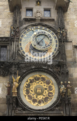 Il famoso orologio astronomico e calendario su Praga del Municipio, Repubblica Ceca risale al 1410. Foto Stock