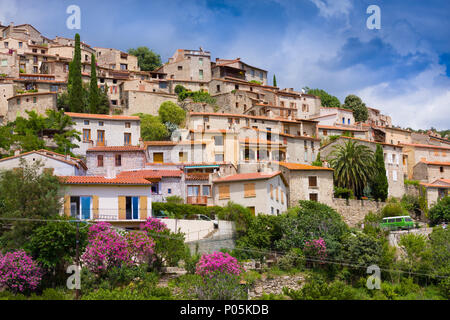 Vista del villaggio di Eus a Pyrenees-Orientales, Languedoc-Roussillon. Eus è elencato come uno dei 100 più bei villaggi di Francia Foto Stock