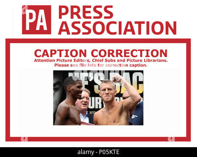 Correzione della didascalia MODIFICA NOME DEL BOXER DA Undercards Sam Maxwell (sinistra) e Kane Baker durante il peso-in presso il grande Nord, Manchester. Le immagini verranno ritrasmesse a breve con il nome corretto. Corretta didascalia dovrebbe leggere Undercard (sinistra-destra) Maurice Hooker e undercard Terry Flanagan durante il peso-in presso il grande Nord, Manchester Foto Stock