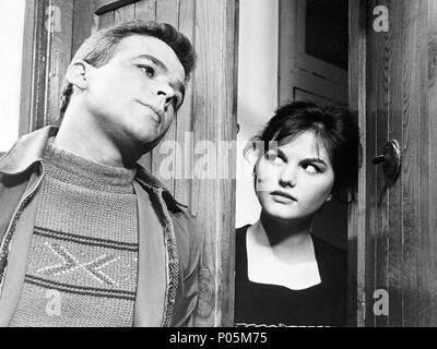 Pellicola originale titolo: I soliti ignoti. Titolo inglese: BIG DEAL ON MADONNA STREET. Regista: MARIO MONICELLI. Anno: 1958. Stelle: CLAUDIA CARDINALE; RENATO SALVATORI. Credito: LUX FILM / Album Foto Stock