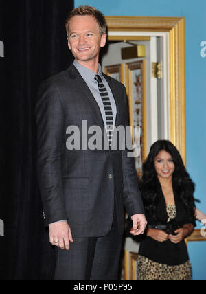 Neil Patrick Harris   Vanessa Hudgens  19 - CBS Films a Showest Pranzo al Paris Hotel di Las Vegas.Neil Patrick Harris   Vanessa Hudgens  19 Red Carpet Event, verticale, STATI UNITI D'AMERICA, industria cinematografica, celebrità, fotografia, Bestof, arte cultura e intrattenimento, Topix celebrità moda / Verticale, meglio di, evento nella vita di Hollywood - California, moquette rossa e dietro le quinte, USA, industria cinematografica, celebrità, movie celebrità, personaggi televisivi, musica celebrità, fotografia, Bestof, arte cultura e intrattenimento, Topix, verticale, una persona, dall'anno , 2010, inchiesta tsuni@Gamma-USA.com - THR Foto Stock