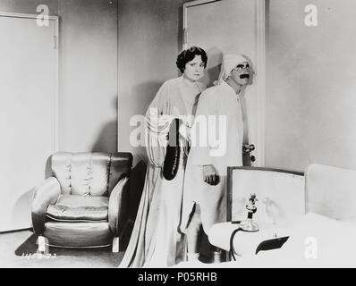 Pellicola originale titolo: zuppa di anatra. Titolo inglese: zuppa di anatra. Regista: LEO MCCAREY. Anno: 1933. Stelle: Groucho Marx; MARGARET DUMONT. Credito: Paramount Pictures / Album Foto Stock