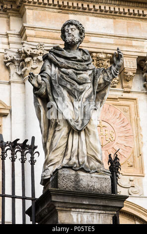 Scultura di santi nella Chiesa degli Apostoli Pietro e Paolo nella città vecchia di Cracovia in Polonia Foto Stock