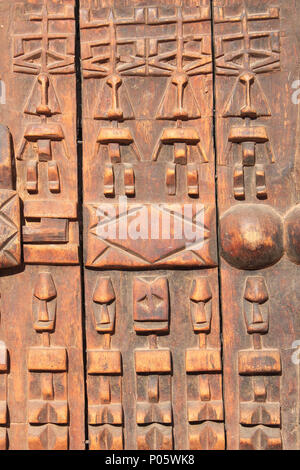 Dettaglio del Mali Dogon granaio porta con scolpiti i simboli Foto Stock
