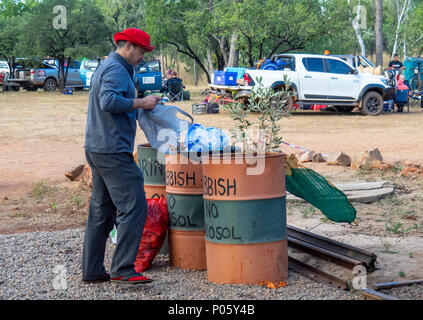 Gibb Challenge 2018 un uomo immissione sacchi della spazzatura in 44 galloni di fusti utilizzati come contenitori della spazzatura in un campeggio Kimberley WA Australia. Foto Stock