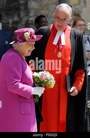 La regina Elisabetta II, accompagnato dal Decano di Westminster Abbey, il molto reverendo dottor John Hall, dopo l'apertura del diamante della regina gallerie giubilare presso l Abbazia di Westminster a Londra. Foto Stock